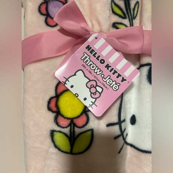 Hello Kitty Plush Blanket - Picture 3 of 3